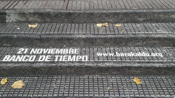 Mensaje de Banco de Tiempo realizado con Clean Graffiti sobre unas escaleras.