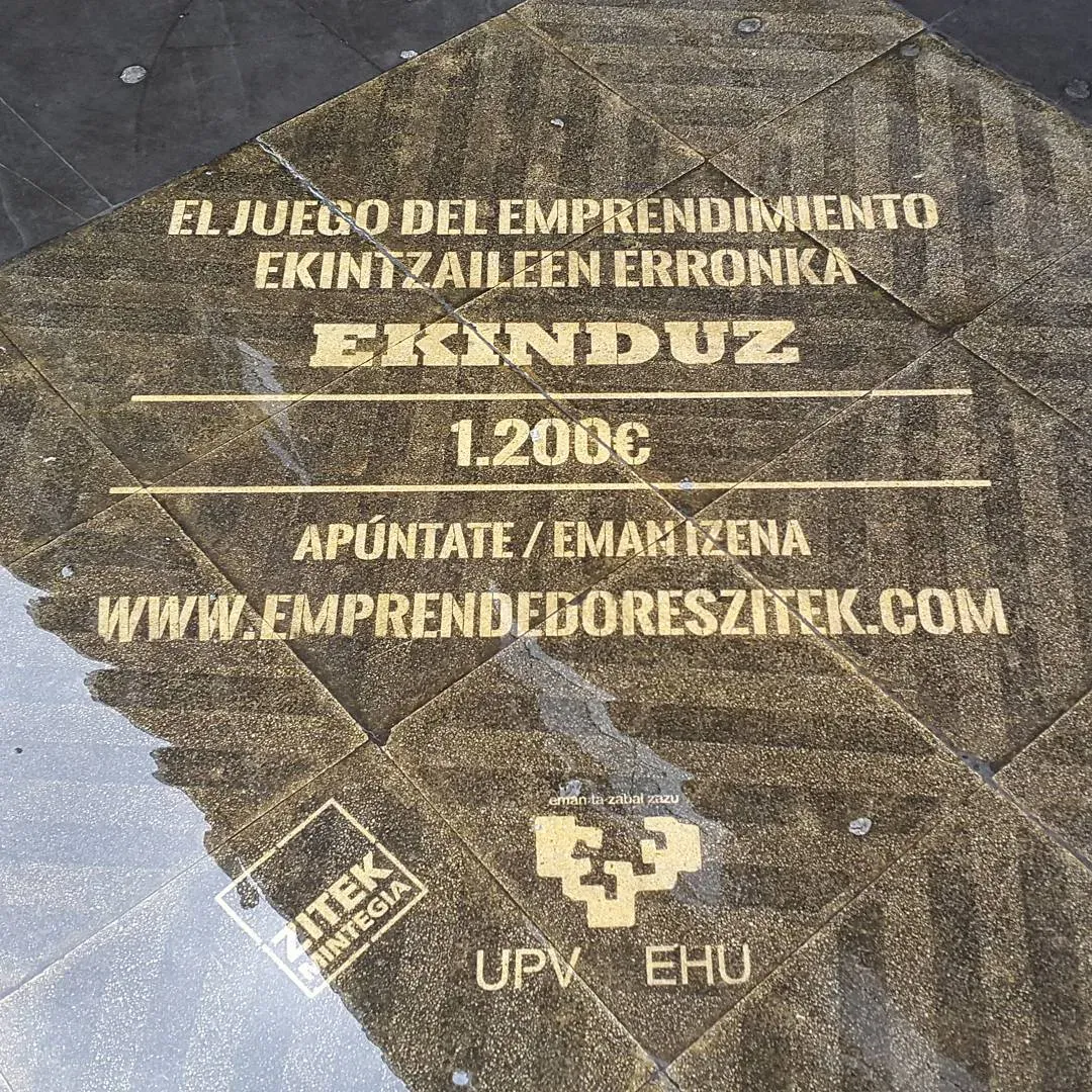 Mensaje de Ekinduz realizado con Clean Graffiti sobre pavimento urbano.
