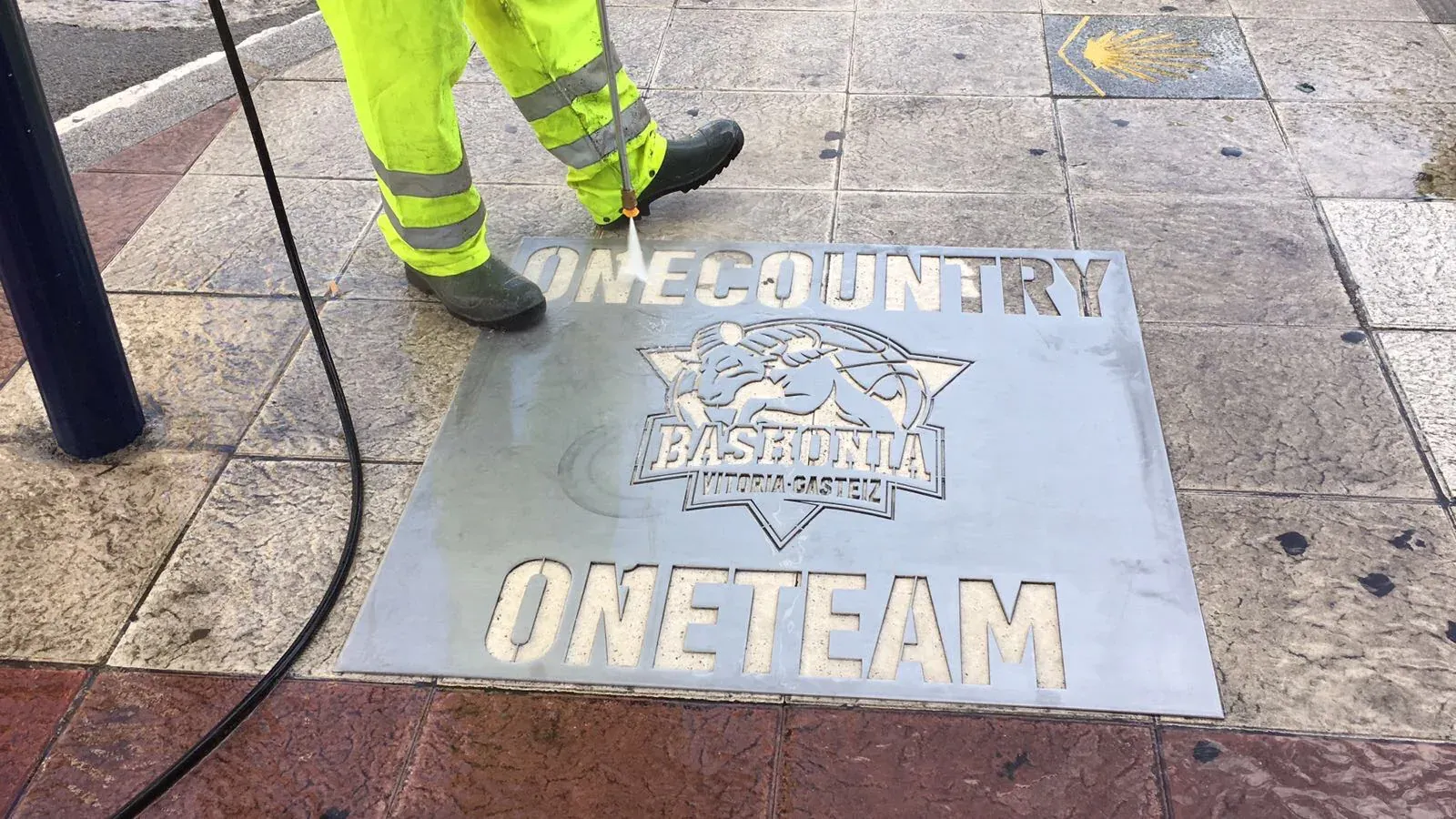 Agua a presión aplicada sobre una plantilla de Clean Graffiti.