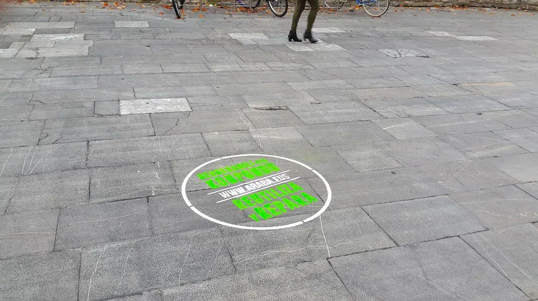 Graffiti de Tiza verde integrado en una plaza de Vitoria-Gasteiz.