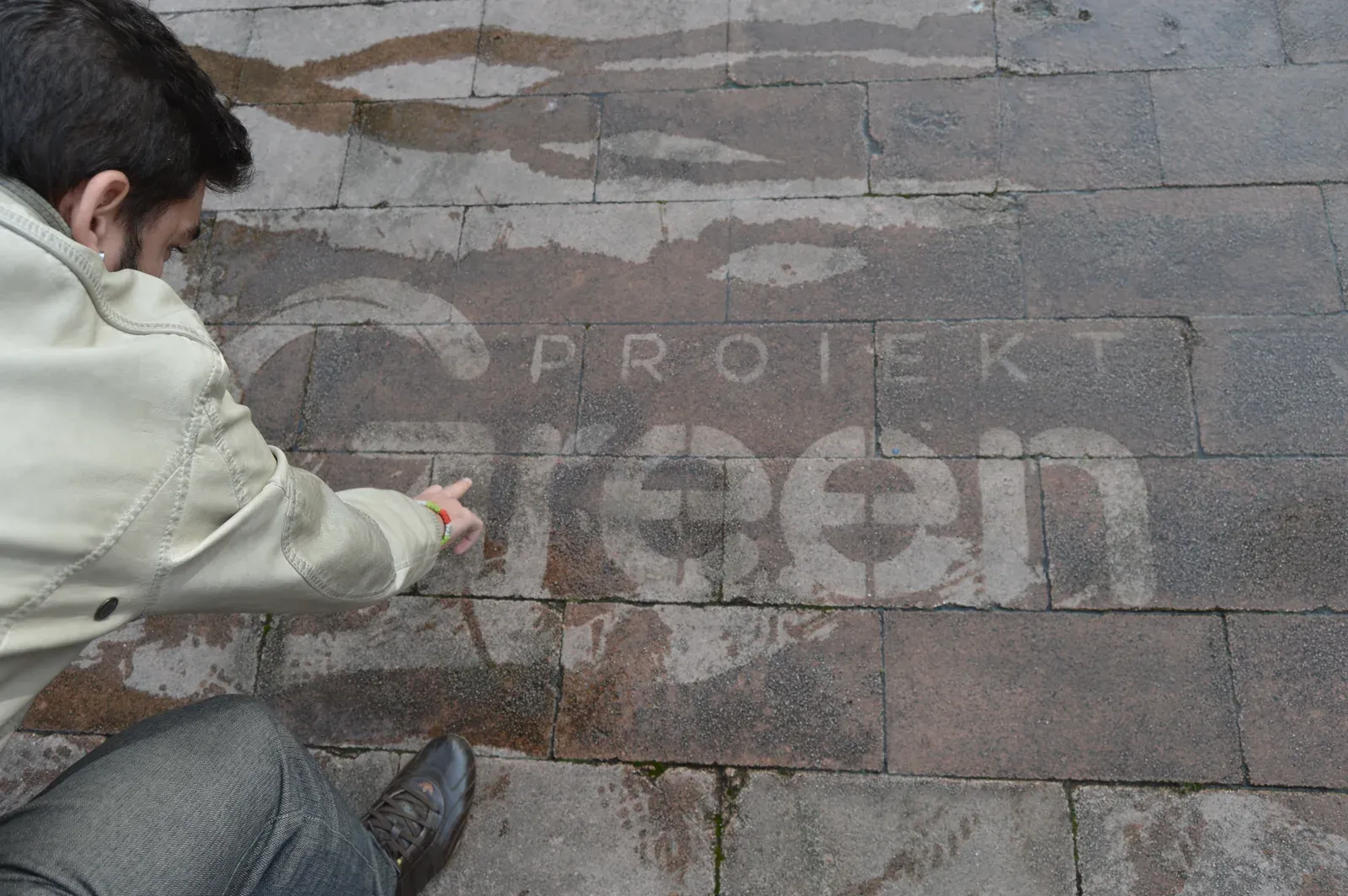 Persona comprobando un mensaje de Graffiti Invisible activado con agua.