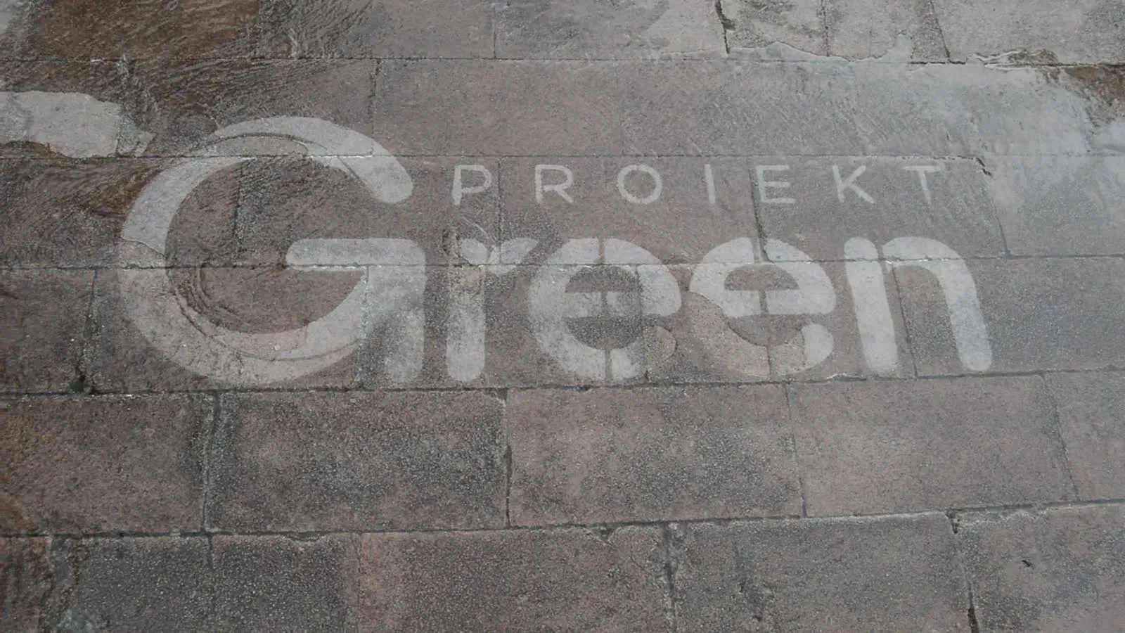 Mensaje de Green Proiekt que aparece al mojar el suelo.
